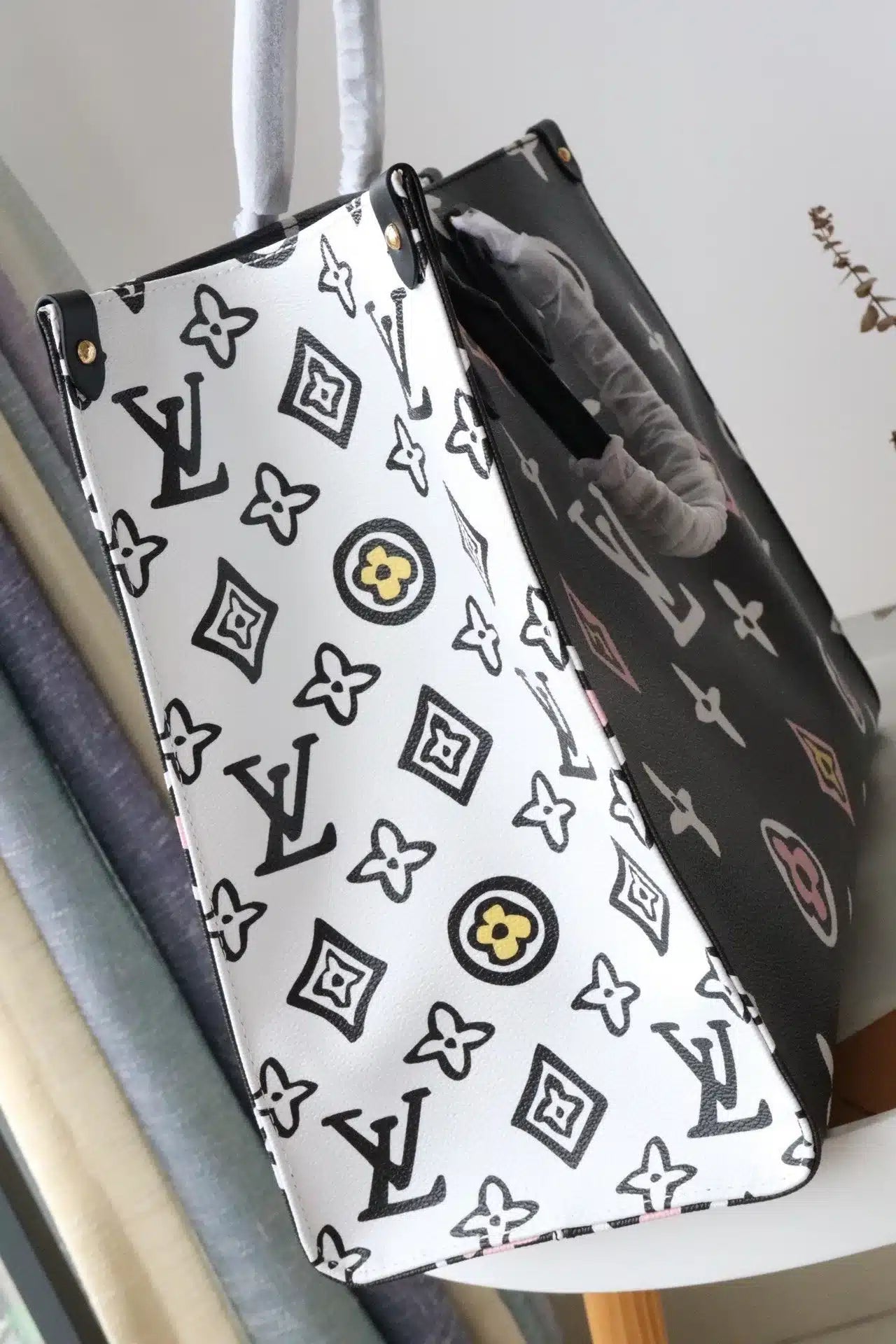 Louis Vuitton Onthego Leather Handbag