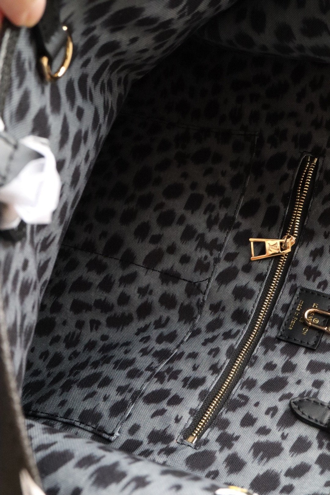 Louis Vuitton Onthego Leather Handbag