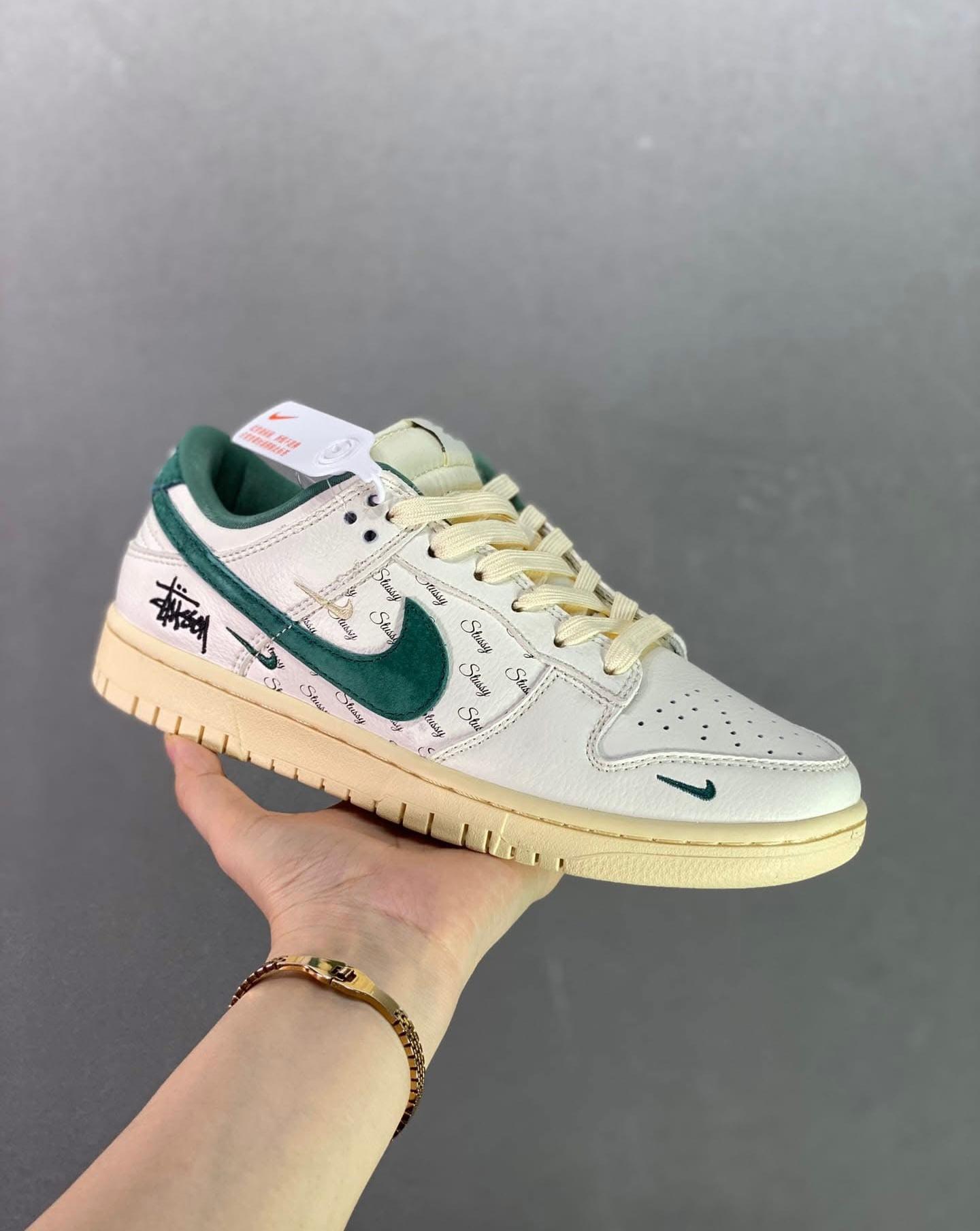 SB Dunk Stussy Sneakers
