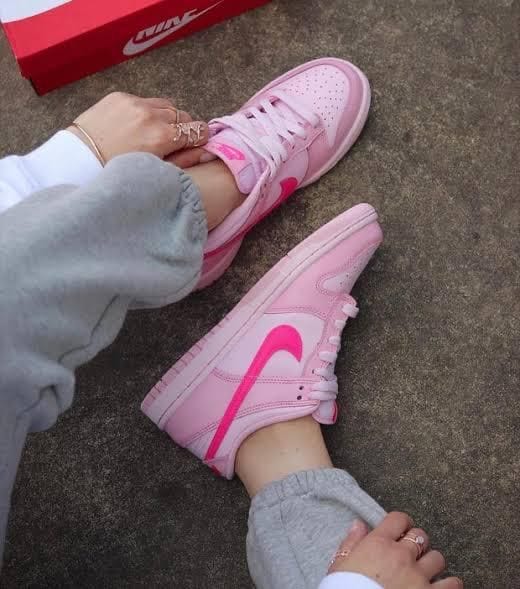Nike SB Dunk Triple Pink Sneakers