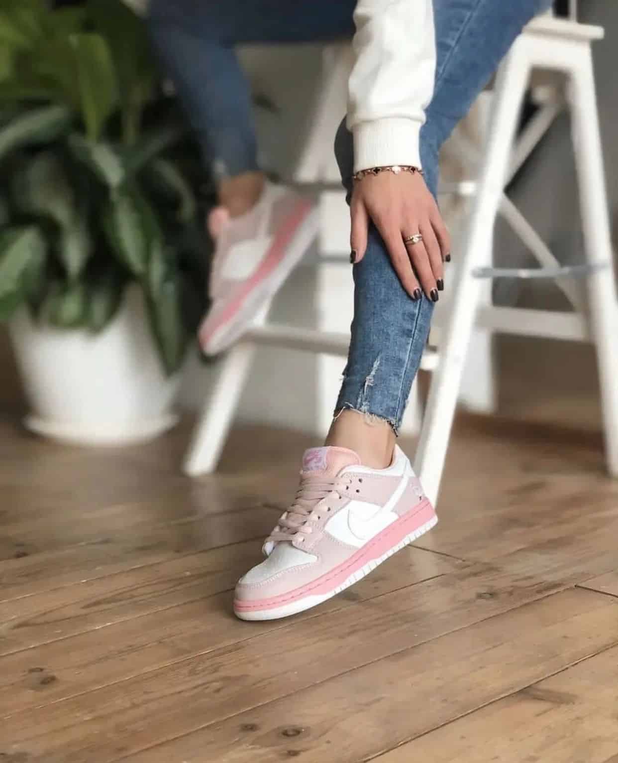 Nike SB Dunk Pink Pigeon Sneakers